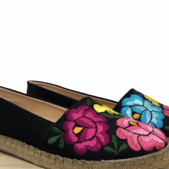 Mexican Embroidered Espadrilles. - Picture 7 of 11